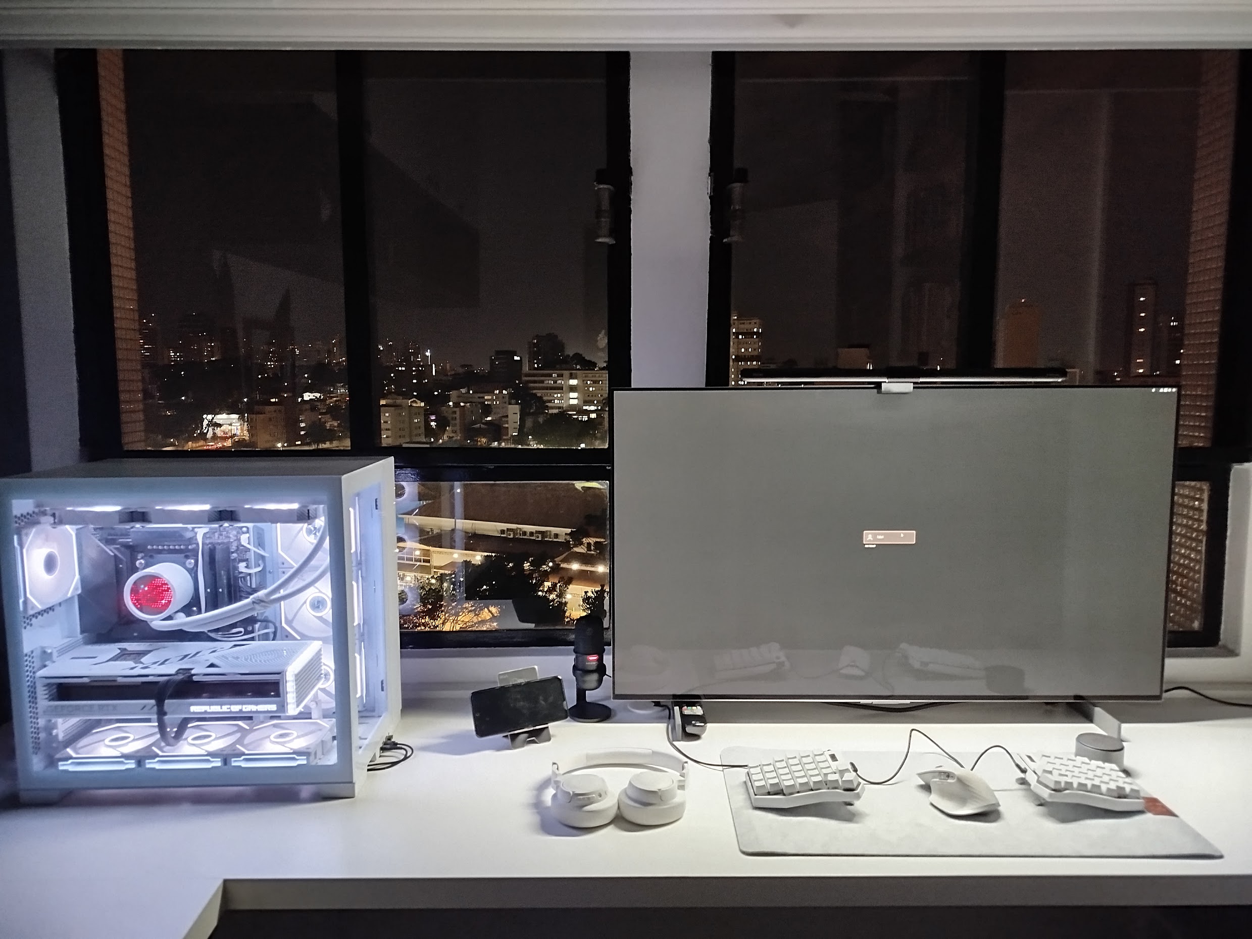 A image of my desk with just one screen